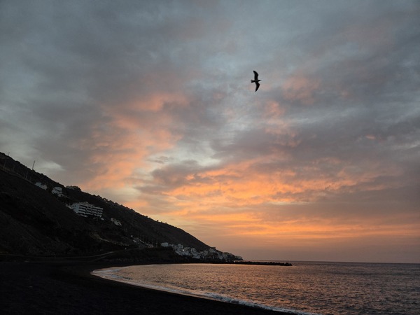 Amanecer en la costa de Tenerife desde la Playa de La Nea
