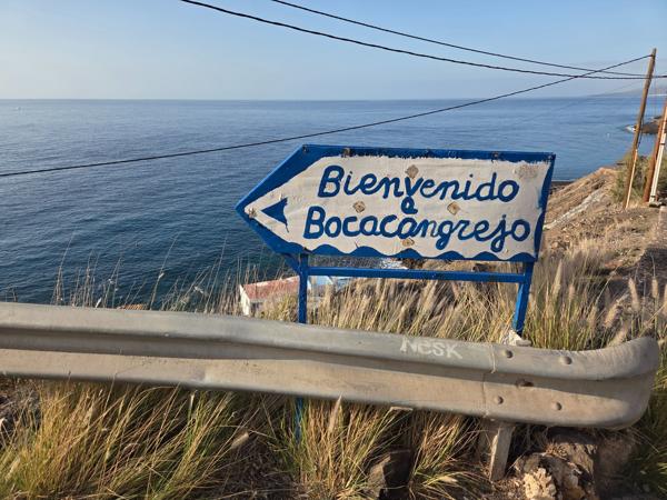 Cartel de bienvenida pintado a mano en Bocacangrejo