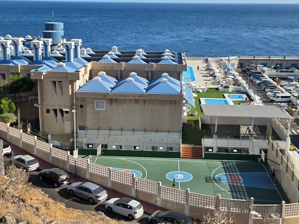 Club del Mar en Radazul, con piscinas, hamacas y cancha de baloncesto junto al océano.