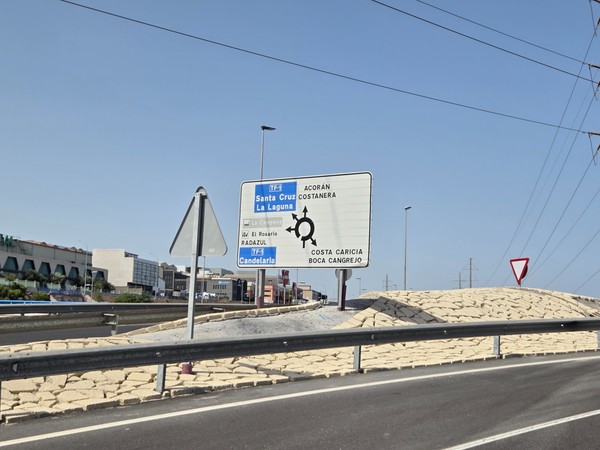Rotonda de acceso con señalización hacia Santa Cruz, La Laguna y Candelaria