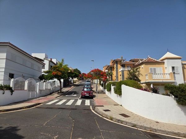 Cruce de barrio con paso de peatones en zona residencial de Costanera