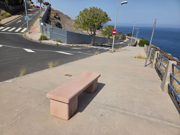 Banco en el mirador del paseo marítimo de Costanera con el océano al fondo