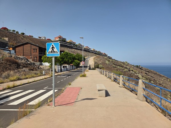 Paso peatonal y banco en la cornisa del paseo de Costanera con barandilla y pendiente