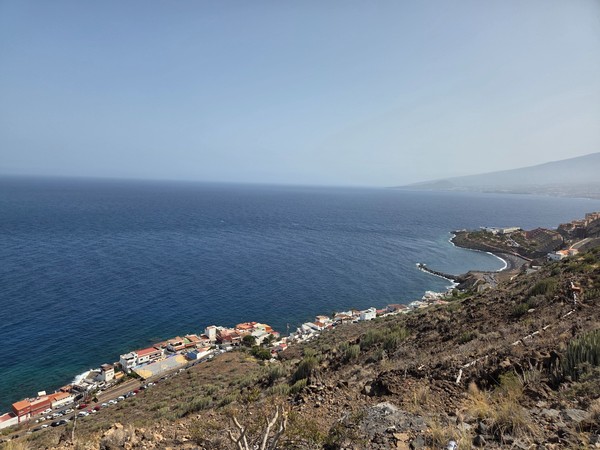 Vista panorámica del Atlántico y la costa de Costanera desde lo alto del acantilado