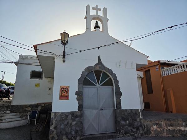Capilla blanca entre las casas del pueblo