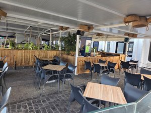 Mesas al aire libre en un restaurante del puerto