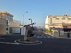 Monumento con hélice y ancla en Radazul