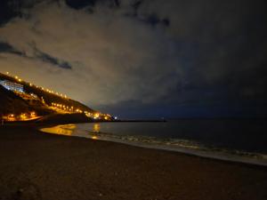 Luces sobre la Playa de la Nea de noche Vista nocturna de la costa de la Nea