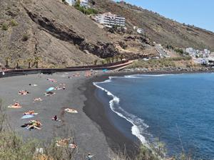 Zona de baño de la Playa de la Nea Personas disfrutando del sol y mar