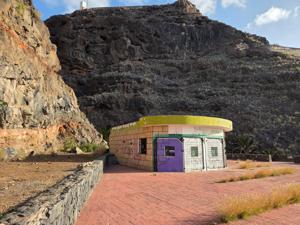 Estructura en ruinas en el paseo de la Nea Construcción abandonada junto al acantilado