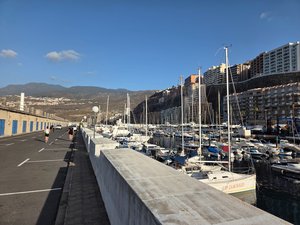 Personas caminando por el paseo marítimo de Radazul