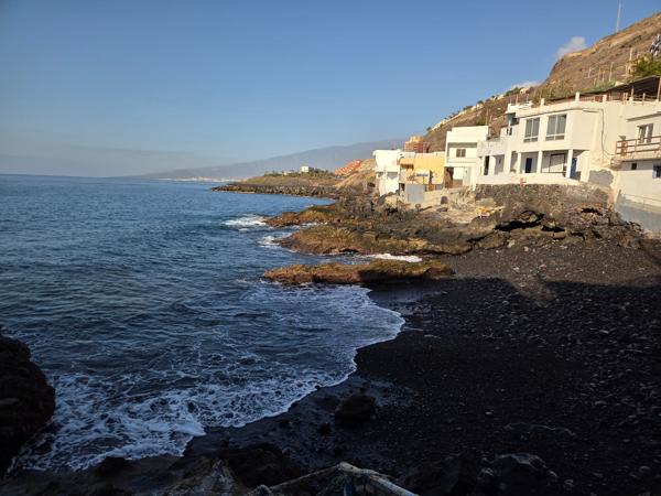 Vista de la costa rocosa y el mar desde Bocacangrejo
