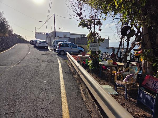 Rincón decorado con muebles reciclados y plantas