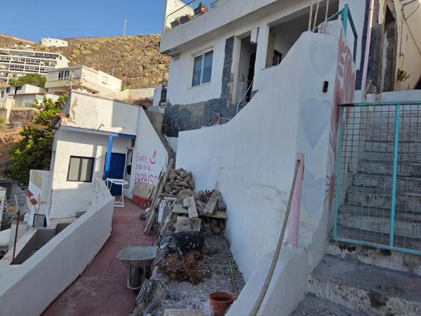 Mensaje pintado: 'Sonríe, estás en el paraíso'