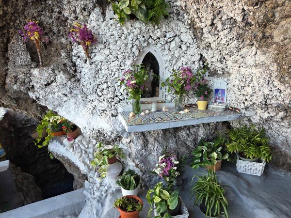 Altar decorado con flores y figura religiosa